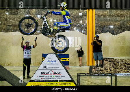 Malaga, Spanien - 20. Mai 2018. Unbekannter Mann auf Trial Motorrad tricks während der salón Moto & Bike Andalusien, Malaga, Spanien, Stockfoto