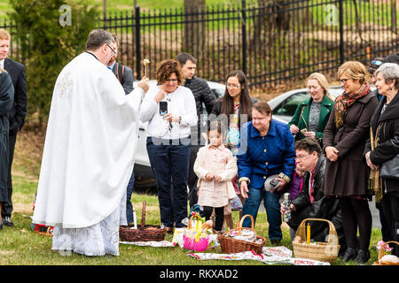 Washington DC, USA - April 1, 2018: die Menschen Priester beten Holding Besprengung heiliges Wasser Ostern in der Ukrainischen Katholischen nationalen Heiligtum der Heiligen Familie ch Stockfoto