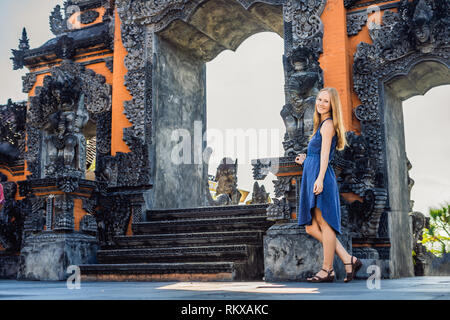 Junge Frau Tourist auf dem Hintergrund Tanah Lot - Tempel im Ozean. Bali, Indonesien Stockfoto