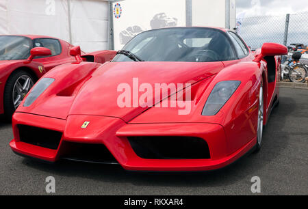 Vorderansicht eines Rot, Ferrari Enzo auf Anzeige an der Ferrari Club Zone der Silverstone Classic 2017 Stockfoto