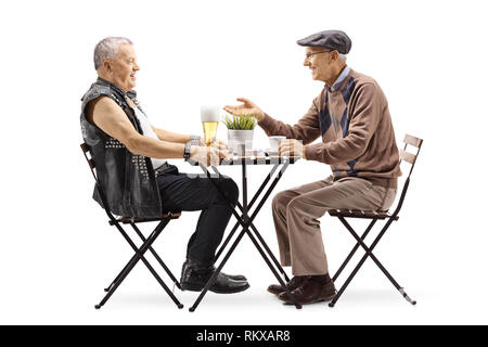 Volle Länge Profil Schuß eines reifen punkers Bier trinken an einem Tisch und im Gespräch mit einem älteren Mann Kaffee trinken auf weißem Hintergrund Stockfoto