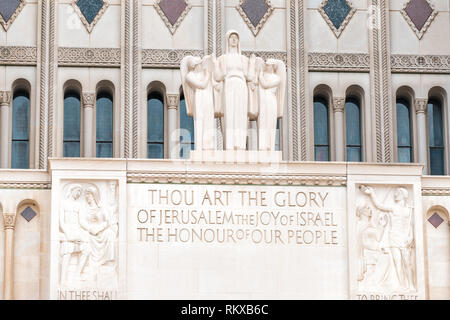 Washington DC, USA - April 1, 2018: die Basilika von Nationalheiligtum der Unbefleckten Empfängnis Katholische Kirche Gebäude Nahaufnahme in der Hauptstadt, SCU Stockfoto