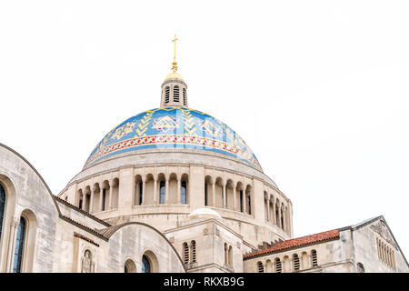 Washington DC, USA - April 1, 2018: bunte Fliesen- Blau Gold Kuppel der Basilika von Nationalheiligtum der Unbefleckten Empfängnis Katholische Kirche buil Stockfoto