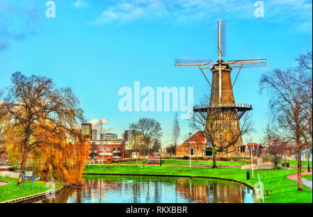 De Valk, einem Tower Mill in Leiden, Niederlande Stockfoto