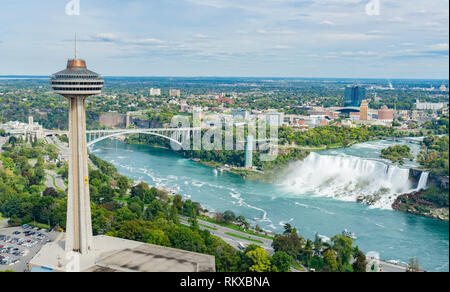 Luftaufnahme des Skylon Tower und der schönen Niagara Falls in Kanada Stockfoto