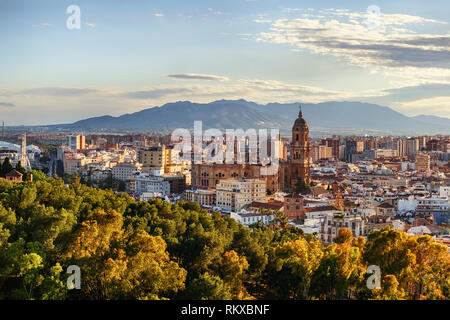 Malaga, Spanien - 05 Mai, 2018. Panorama über die Stadt und die Kathedrale von Malaga die Menschwerdung, Costa del Sol, Spanien Stockfoto