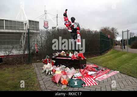 Tribute an der bet365 Stadium, die Heimat von Stoke City in Erinnerung an die England WM-torwart Gordon Banks, der im Alter von 81 Jahren gestorben. Banken 510 Ligaspiele für Chesterfield, Leicester und Stoke und gewann 73 Senior international Caps. Er war einer der Stars von Englands WM-Triumph 1966 gegen die Bundesrepublik Deutschland. Stockfoto