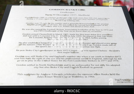 Tribute bei bet365 Stadium, die Heimat von Stoke City in Erinnerung an die England WM-torwart Gordon Banks, der im Alter von 81 Jahren gestorben. Banken 510 Ligaspiele für Chesterfield, Leicester und Stoke und gewann 73 Senior international Caps. Er war einer der Stars von Englands WM-Triumph 1966 gegen die Bundesrepublik Deutschland. Stockfoto