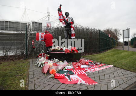 Tribute bei bet365 Stadium, die Heimat von Stoke City in Erinnerung an die England WM-torwart Gordon Banks, der im Alter von 81 Jahren gestorben. Banken 510 Ligaspiele für Chesterfield, Leicester und Stoke und gewann 73 Senior international Caps. Er war einer der Stars von Englands WM-Triumph 1966 gegen die Bundesrepublik Deutschland. Stockfoto