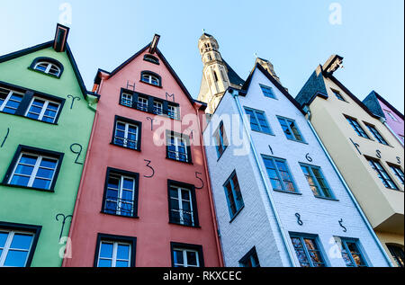 Eine Reihe von bunten Häusern an der Rheinpromenade vor der Kirche St. Martin in Köln, Deutschland Stockfoto