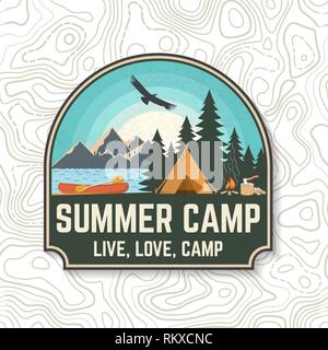 Sommer Camp. Vektor. Konzept für Patch, T-Shirt, Druck, Stempel oder T-Stück. Vintage Typografie Design mit Kanu, Paddel, camping Zelt und Wald Silhouette. Extreme Wasser Sport Kayak Patches Stock Vektor