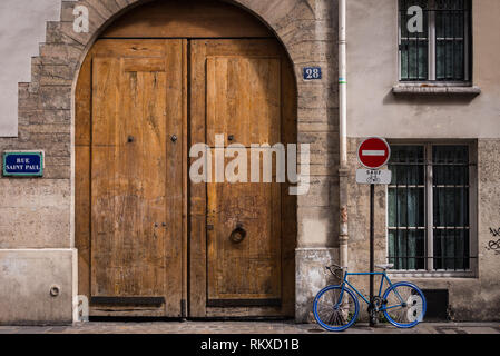 Mit dem Fahrrad durch einen traditionellen Innenhof Eingang in Paris, Frankreich Stockfoto