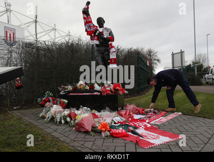 Ein trauernder legt einen Tribut an die Bet365 Stadium, die Heimat von Stoke City, in Erinnerung an die England WM-torwart Gordon Banks, der im Alter von 81 Jahren gestorben. Banken 510 Ligaspiele für Chesterfield, Leicester und Stoke und gewann 73 Senior international Caps. Er war einer der Stars von Englands WM-Triumph 1966 gegen die Bundesrepublik Deutschland. Stockfoto