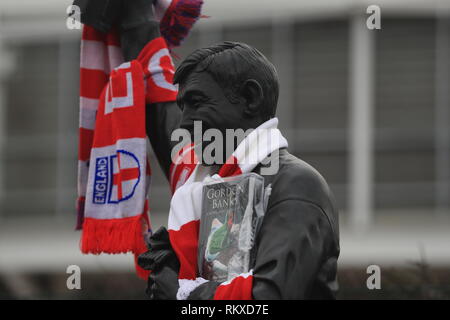 Tribute auf dem Gordan Banken statue am Bet365 Stadium, in Erinnerung an die England WM-torwart Gordon Banks, der im Alter von 81 Jahren gestorben. Banken 510 Ligaspiele für Chesterfield, Leicester und Stoke und gewann 73 Senior international Caps. Er war einer der Stars von Englands WM-Triumph 1966 gegen die Bundesrepublik Deutschland. Stockfoto