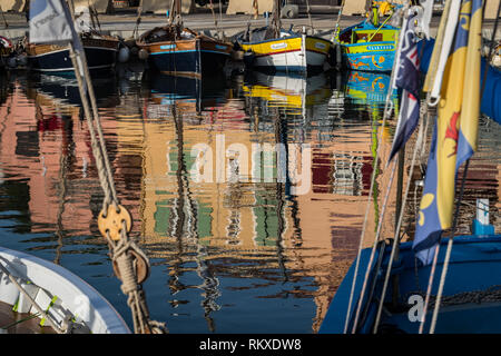 Sanary-sur-Mer, Frankreich, September 2018: Farben im Hafen wider Stockfoto