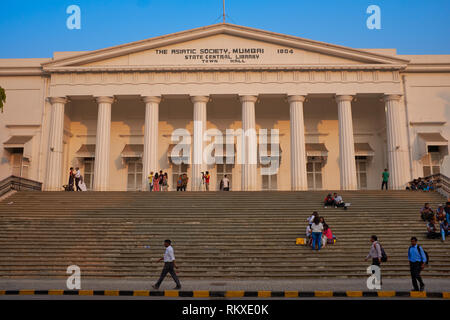 Die Asiatische Gesellschaft von Mumbai, das ehemalige Rathaus Gebäude, Horniman Circle, Fort, Mumbai, Indien Stockfoto