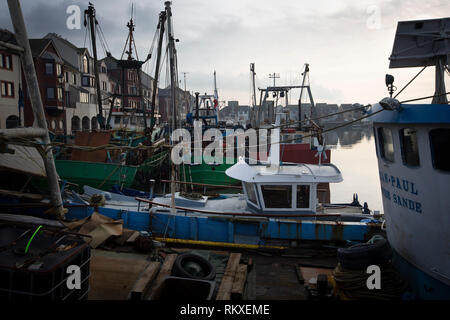 Fischerboote im Hafen von Maryport, wo Mitglieder des Wir, eine Befürwortung Gruppe von jungen Menschen zu Kampagne für eine bessere Jugend mental health services in Cumbria regelmäßig treffen. Stockfoto