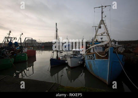 Fischerboote im Hafen von Maryport, wo Mitglieder des Wir, eine Befürwortung Gruppe von jungen Menschen zu Kampagne für eine bessere Jugend mental health services in Cumbria regelmäßig treffen. Stockfoto