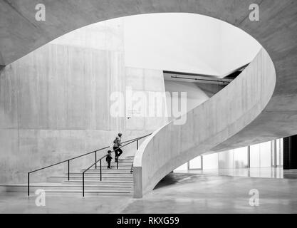 Eine Mutter und ihr Sohn, ein c Bis zu Fuß die Treppen in der Tate Modern in London. Dies ist ein Schwarz/Weiß Bild, weil es die interessante Formen Highlights. Stockfoto