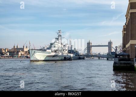 HMS Belfast ist eine Stadt-class Light Cruiser, die für die Royal Navy gebaut wurde. Sie ist auf der Themse, London, England als Museumsschiff vor Anker. Stockfoto