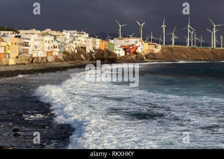 Luftschrauben von nachhaltigen Strom in der Nähe der Strand im Fischerdorf Pozo Izquierdo auf Gran Canaria Stockfoto