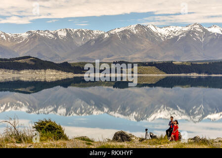 Chinesische Touristen am Lake Pukaki, Neuseeland. Paar aus Guangzhou, China unter Berücksichtigung einer selfie Stockfoto