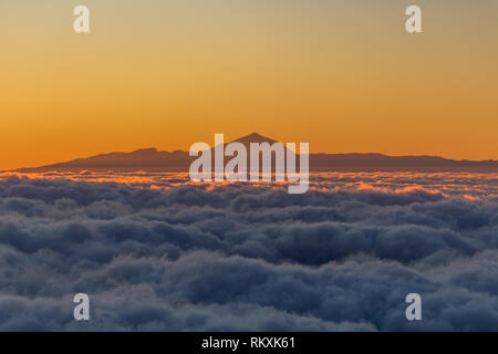 Blick auf den Vulkan Teide auf Teneriffa, die höchsten mouintain in Europa bei Sonnenuntergang aus der Luft Stockfoto