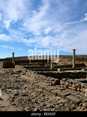 Spanien. Numantia. Uralten Keltiberischen Stadt conquested von den Römern 133 v. Chr., während der KELTIBERISCHEN Kriege. Es wurde im 4. Jahrhundert n. Chr. aufgegeben. Panorama der Ruinen von Häusern mit Arkaden Innenhöfe. Garray, Provinz Soria, Kastilien und Leon. Stockfoto