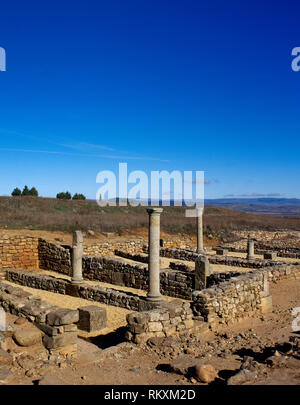 Spanien. Numantia. Uralten Keltiberischen Stadt conquested von den Römern 133 v. Chr., während der KELTIBERISCHEN Kriege. Es wurde im 4. Jahrhundert n. Chr. aufgegeben. Panorama der Ruinen von Häusern mit Arkaden Innenhöfe. Garray, Provinz Soria, Kastilien und Leon. Stockfoto