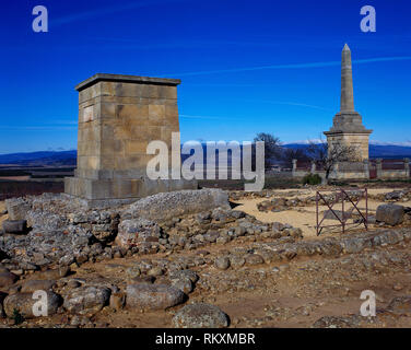 Spanien. Numantia. Uralten Keltiberischen Stadt conquested von den Römern 133 v. Chr., während der KELTIBERISCHEN Kriege. Es wurde im 4. Jahrhundert n. Chr. aufgegeben. Ruinen und der Monolith der Hommage an die Stadt, die von der Volkswirtschaftlichen Gesellschaft errichtet. Garray, Provinz Soria, Kastilien und Leon. Stockfoto