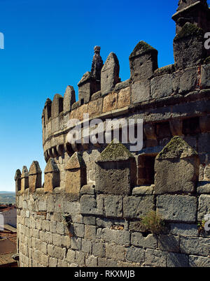 Spanien, Kastilien und Leon, Avila. Dom St. Salvador. Katholische Kirche. Es wurde im 12. Jahrhundert im romanischen Stil begonnen und im 14. Jahrhundert im gotischen Stil abgeschlossen. Die romanisch-gotische Apsis wurde teilweise als Festung, wie ein Wehrturm eingebettet in die Defensive Stadtmauer gebaut. Architektonische Details der oberen Teil. Architekt: Giral Fruchel (12. Jahrhundert). Stockfoto