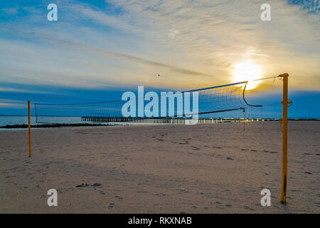 Volleyball net auf der einsamen Strand auf der sonnigen Nachmittag in Brooklyn. Stockfoto