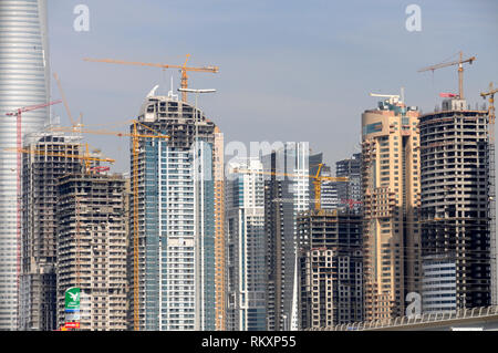 Dubai Financial District mit einer Masse von baukränen in der Innenstadt von Dubai in den Vereinigten Arabischen Emiraten (VAE) Stockfoto