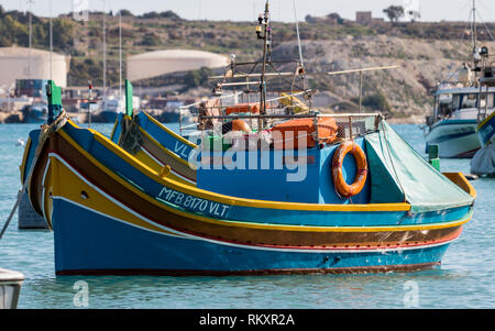 Traditionelle, bunte Luzzu Boote im Hafen von Marsaxlokk. Malta, Europa. Stockfoto