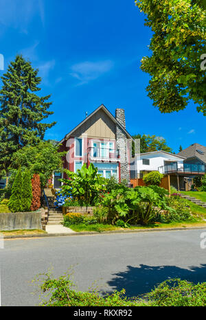 Schöne Suburban House mit angelegten Terrasse und blauer Himmel. Wohnhaus an sonniger Tag in Britisch-Kolumbien Stockfoto