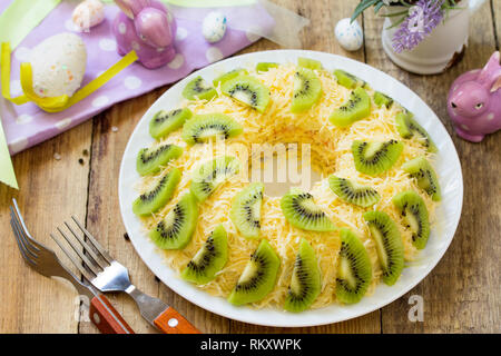 Festliche Snack auf Ostern Tisch. Salat mit Fleisch, Eier, Käse und Kiwi. Stockfoto