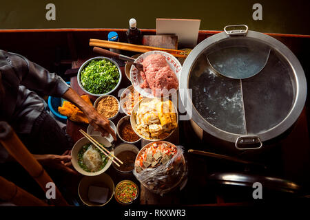 Thai Nudeln Essen machen auf schwimmenden Boot in schwimmenden Markt thailand Stockfoto