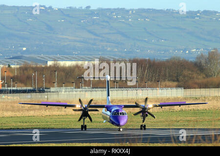 Bombardier Dash 8 Q400 Flybe Flugzeug ankommen und zum George Best Belfast City Flughafen Belfast, Nordirland ab. Stockfoto