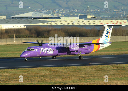 Bombardier Dash 8 Q400 Flybe Flugzeug ankommen und zum George Best Belfast City Flughafen Belfast, Nordirland ab. Stockfoto