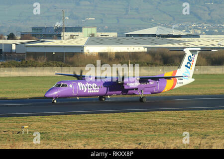 Bombardier Dash 8 Q400 Flybe Flugzeug ankommen und zum George Best Belfast City Flughafen Belfast, Nordirland ab. Stockfoto