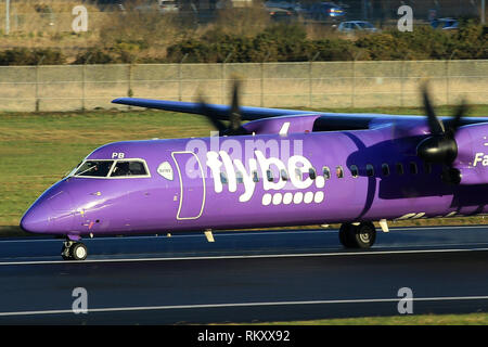 Bombardier Dash 8 Q400 Flybe Flugzeug ankommen und zum George Best Belfast City Flughafen Belfast, Nordirland ab. Stockfoto