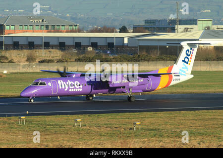 Bombardier Dash 8 Q400 Flybe Flugzeug ankommen und zum George Best Belfast City Flughafen Belfast, Nordirland ab. Stockfoto