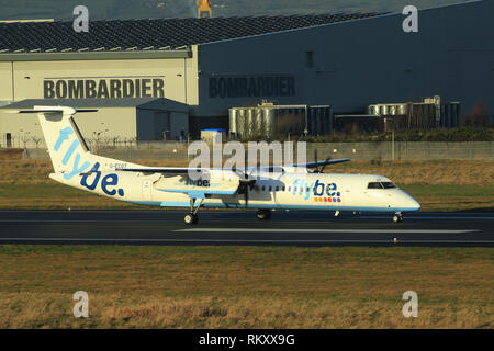 Flybe Q400 das Tragen der alten Zünfte. Flybe Flugzeug ankommen und zum George Best Belfast City Flughafen Belfast, Nordirland ab. Stockfoto