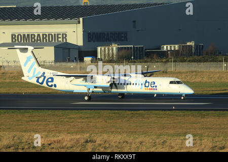 Flybe Q400 das Tragen der alten Zünfte. Flybe Flugzeug ankommen und zum George Best Belfast City Flughafen Belfast, Nordirland ab. Stockfoto