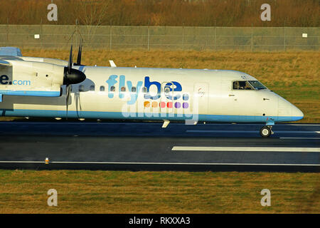 Flybe Q400 das Tragen der alten Zünfte. Flybe Flugzeug ankommen und zum George Best Belfast City Flughafen Belfast, Nordirland ab. Stockfoto