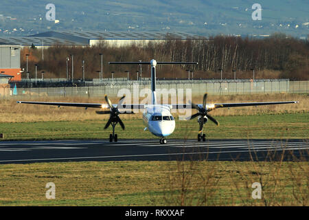 Flybe Q400 das Tragen der alten Zünfte. Flybe Flugzeug ankommen und zum George Best Belfast City Flughafen Belfast, Nordirland ab. Stockfoto