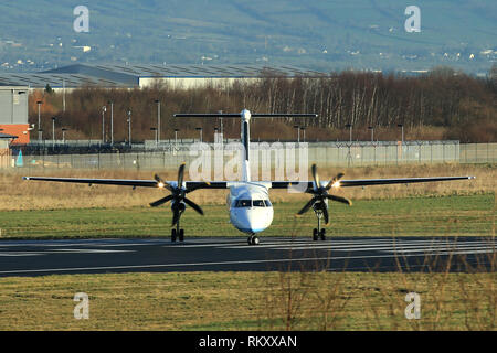 Flybe Q400 das Tragen der alten Zünfte. Flybe Flugzeug ankommen und zum George Best Belfast City Flughafen Belfast, Nordirland ab. Stockfoto