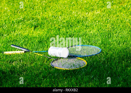 Tennis Ausrüstung links auf dem Rasen des Stadions nach der Mach Stockfoto