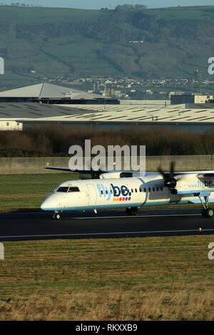 Flybe Q400 das Tragen der alten Zünfte. Flybe Flugzeug ankommen und zum George Best Belfast City Flughafen Belfast, Nordirland ab. Stockfoto