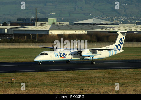 Flybe Q400 das Tragen der alten Zünfte. Flybe Flugzeug ankommen und zum George Best Belfast City Flughafen Belfast, Nordirland ab. Stockfoto